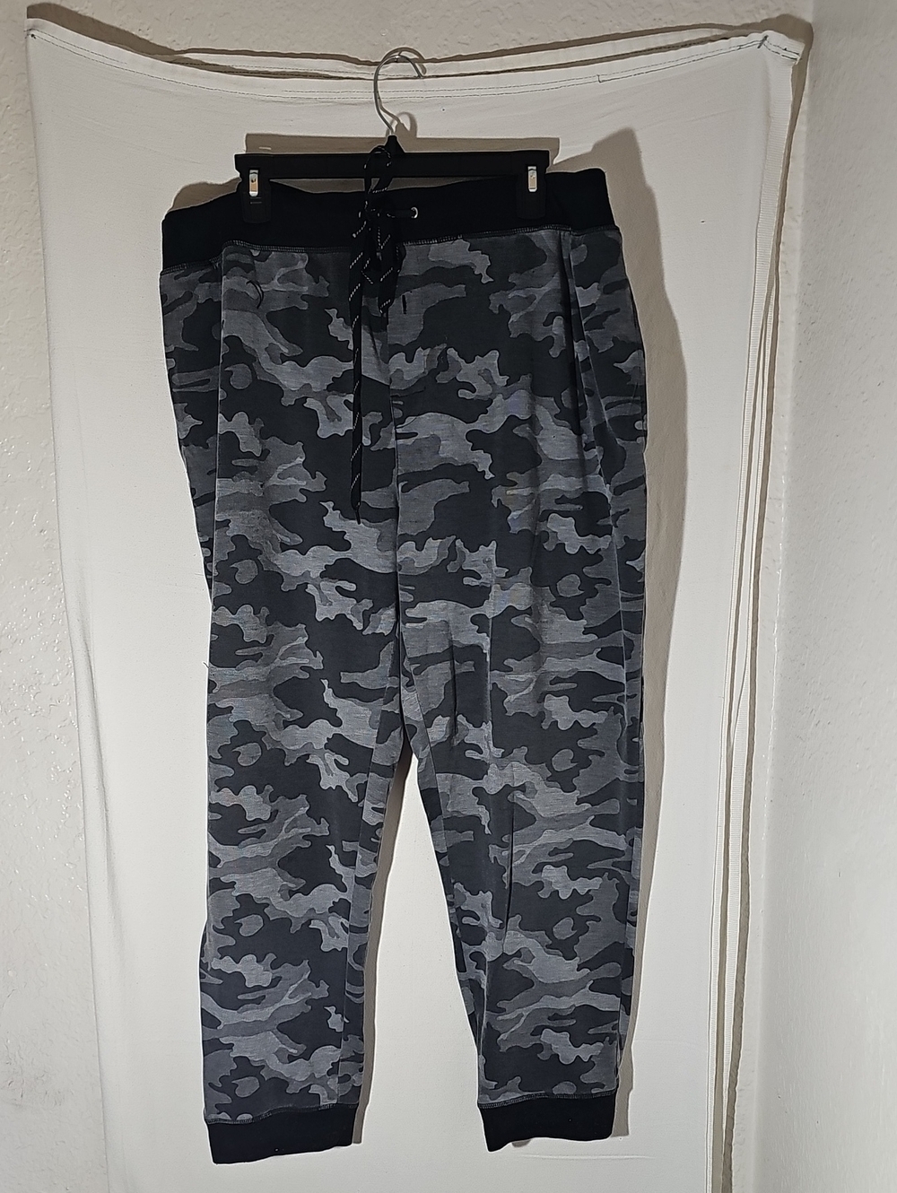 Men's Gray Camo Lounging Pants - Comfortable Athletic Fit